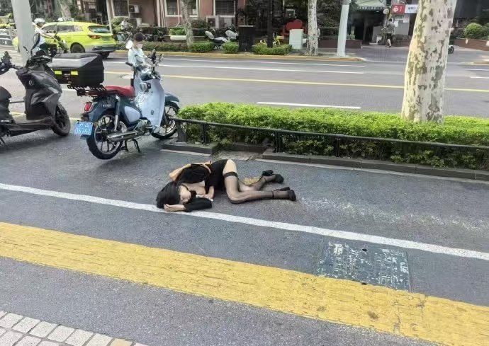 街头黑丝女孩又睡在马路边 #醉酒