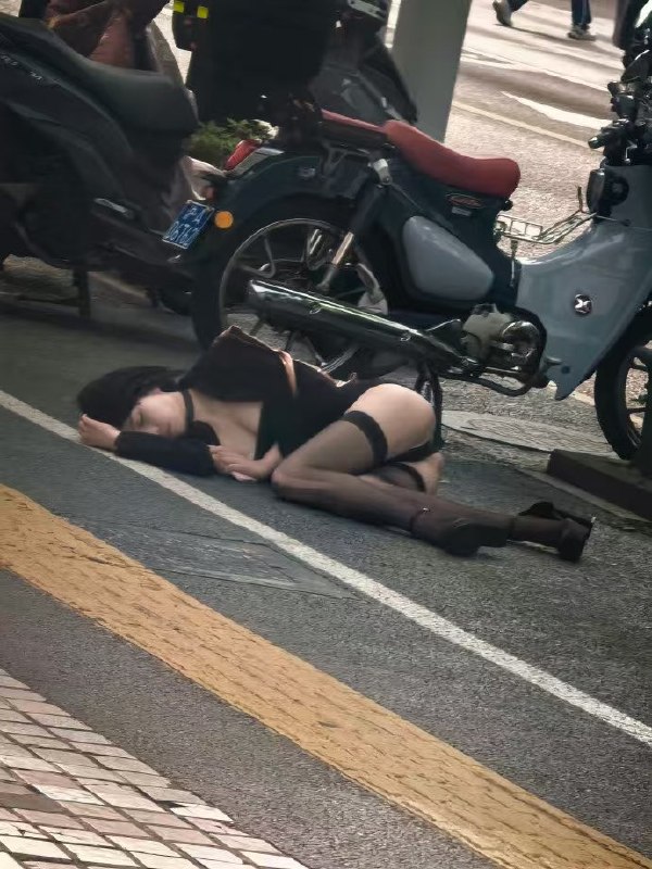 街头黑丝女孩又睡在马路边 #醉酒
