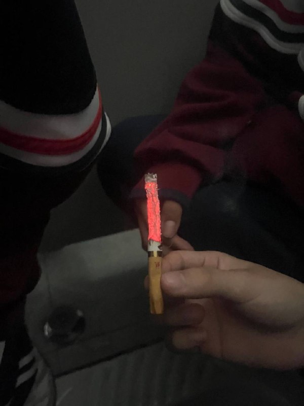 后来我抽遍了很多香烟 却再也找不到在厕所十个人一根烟的感觉 #已成年￼￼